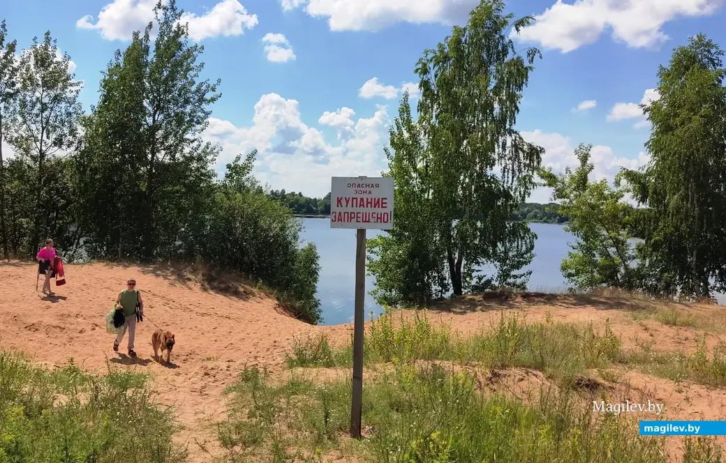 Пляж Гребеневского озера. Купание запрещено, но люди купаются довольно активно