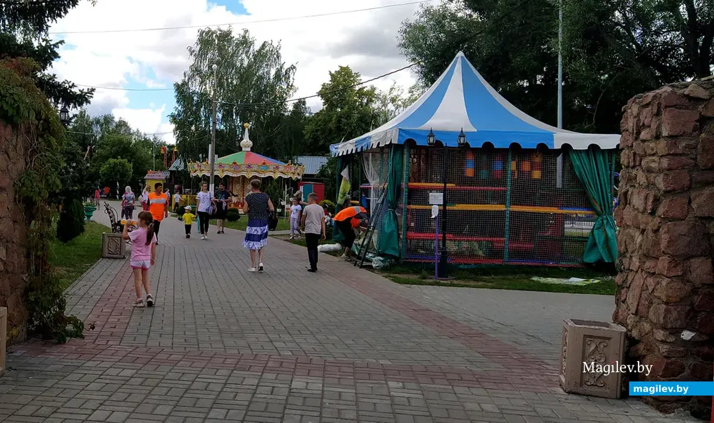 Детский парк аттракционов по Пушкинскому проспекту в Могилеве. Июля 2022 года.