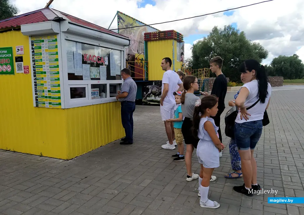 Детский парк аттракционов по Пушкинскому проспекту в Могилеве. Июля 2022 года.