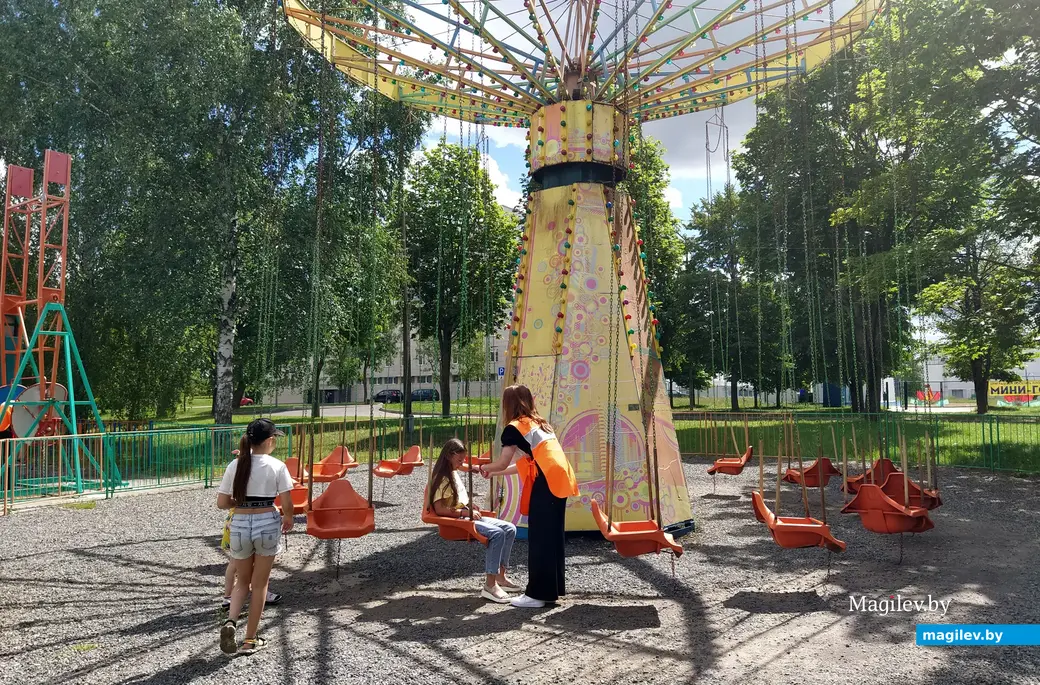 Детский парк аттракционов по Пушкинскому проспекту в Могилеве. Июля 2022 года.