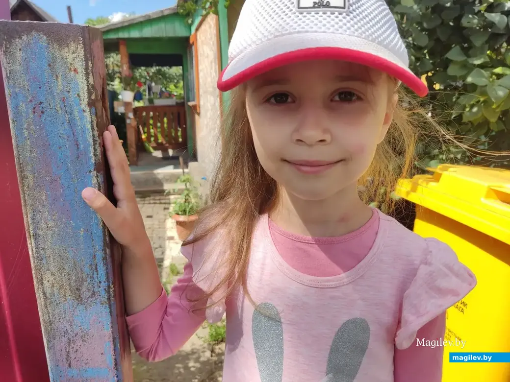 А потом не выдержала и начала то и дело выглядывать за калитку: « Ну когда уже мама с покупками придет?». Могилев. 28.07.2022 г.