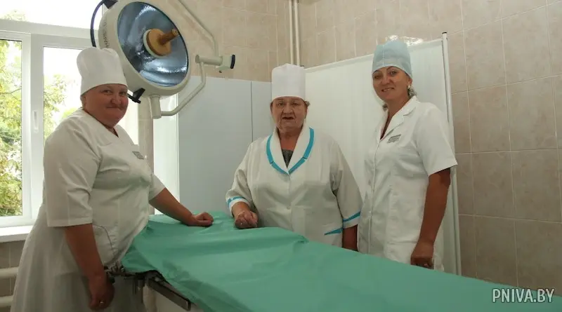 Лидия Алифиренко на снимке в центре