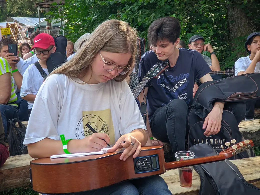 30.07.2022. Чечевичи. Автор-исполнитель Анна Манёнок (Минск). Областной музыкальный фестиваль «Большая бард-рыбалка» прошел в деревне Чечевичи Быховского района на