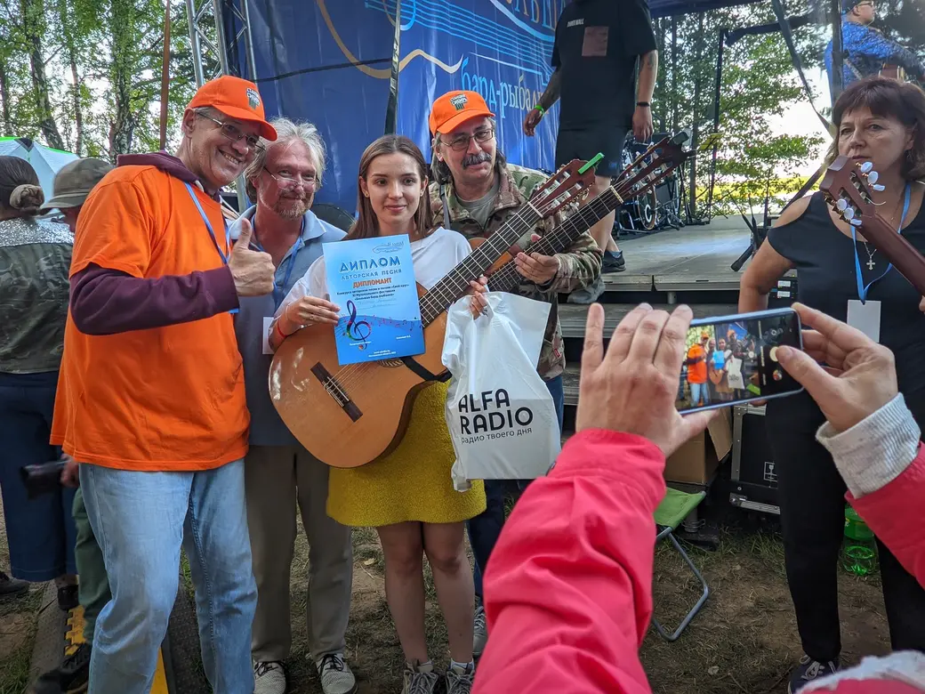 30.07.2022. Черноборский сельский Совет. Дипломант конкурса авторской песни и поэзии «Свой круг» Антонина Ридевская-Заскокина (Минск) с участниками фестиваля.