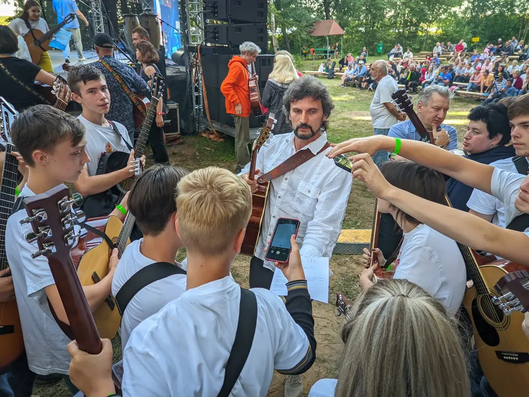 30.07.2022. Черноборский сельский Совет. Конкурс авторской песни и поэзии «Свой круг». Егор Гагин (Беларусь) среди молодых участников конкурса.