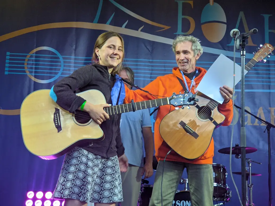 30.07.2022. Черноборский сельский Совет. Бард из Новосибирска Вадим Кусков поздравляет победительницу конкурса авторской песни и поэзии «Свой круг» Марину Смоленчук