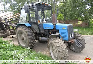 Угнал трактор, чтобы уехать к другу, но не справился с управлением