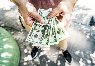 Могилевчанин пытался дать взятку инспектору ГАИ: теперь ему грозит уголовное наказание