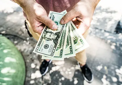 Могилевчанин пытался дать взятку инспектору ГАИ: теперь ему грозит уголовное наказание