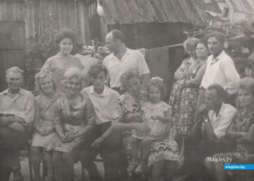 7. Семейное фото с отцом, сестрой, ее будущим мужем и его родней.
