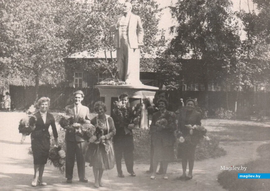 11. Бобруйск, сентябрь 1961 г. После росписи жених (второй слева) и невеста (третья слева) с