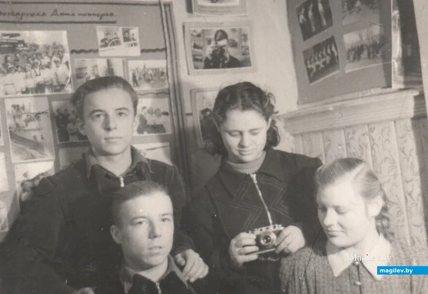 4. Бобруйск, 1950-е. Кружок фотографии в Доме пионеров. Зоя Бирюкова – справа.