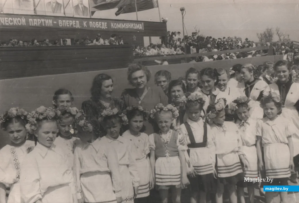 1. Бобруйск, 1950-е. Зоя – в верхнем ряду, четвертая справа.