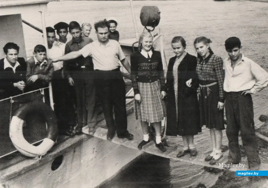 8. Бобруйск, 1950-е. Зоя (в центре в клетчатой юбке) с друзьями на пароме.