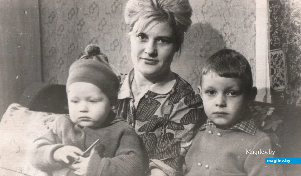 14. Зоя Даниловна Пустовая с сыновьями, конец 1960-х.