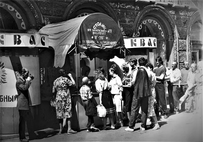 В очереди за квасом? Даже представить себе такое невозможно