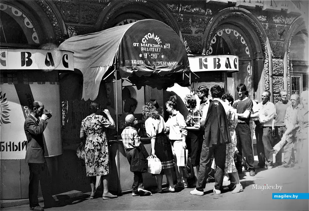 Очередь за квасом возле магазина «Могилевчанка». Могилев, 1980-е годы.