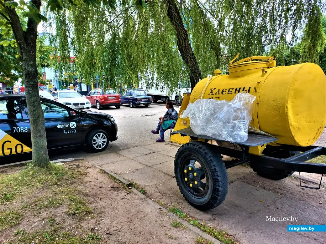 «Советские люди в булочную на такси не ездят!». Так говорили раньше. А сегодня могут и за квасом даже прикатить. Правда, как пояснила нам продавщица, квас активно