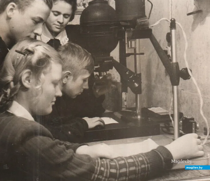 5. Бобруйск, 1950-е. Кружок фотографии в Доме пионеров. Зоя слева.