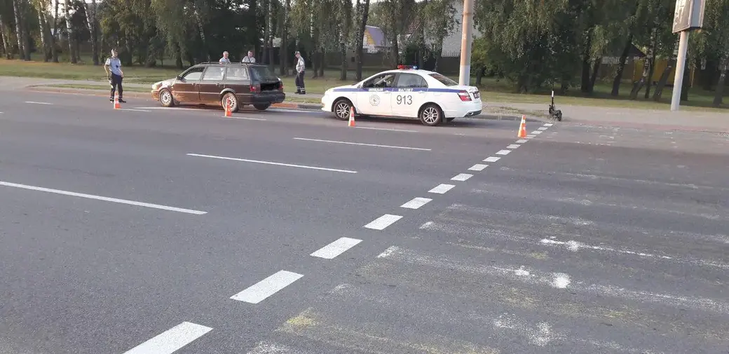 4.08.2022 г. Могилев, район Касимировка. Легковушка наехала на мать с ребенком, которые переезжали пешеходный переход на электросамокате
