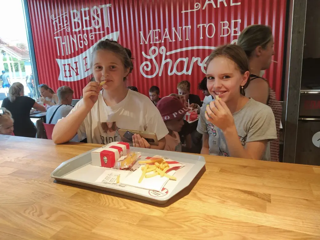 Август 2022 г. Могилев, Привокзальная площадь, ресторан фастфуда KFC