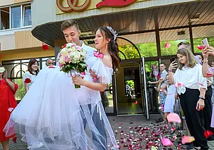 «Она мне всегда нравилась, с восьмого класса так точно». Свадебная пара недели