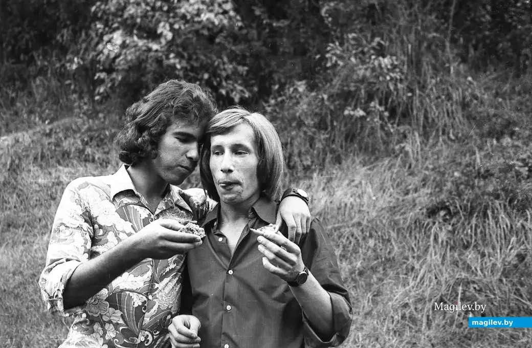 И вот сырки уж распакованы и бутерброды в ход пошли. Дубровенка, 1973 год.