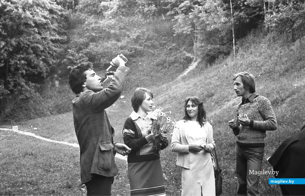 Ну, прямо-таки биссектриса приобретает реальные контуры. Дубровенка, 1973 год.