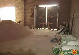 Со склада под Могилевом украли почти 600 кг комбикорма: воров нашли по следу от шины авто