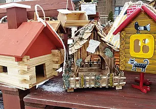 В городском парке проводится конкурс кормушек для птиц. Участвует уже более 300 работ