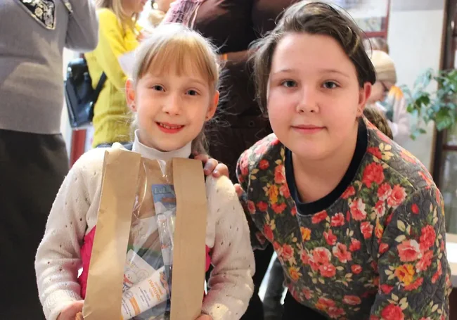 Могилевский театр кукол пригласил в гости детей с инвалидностью. Они увидели «Золушку»