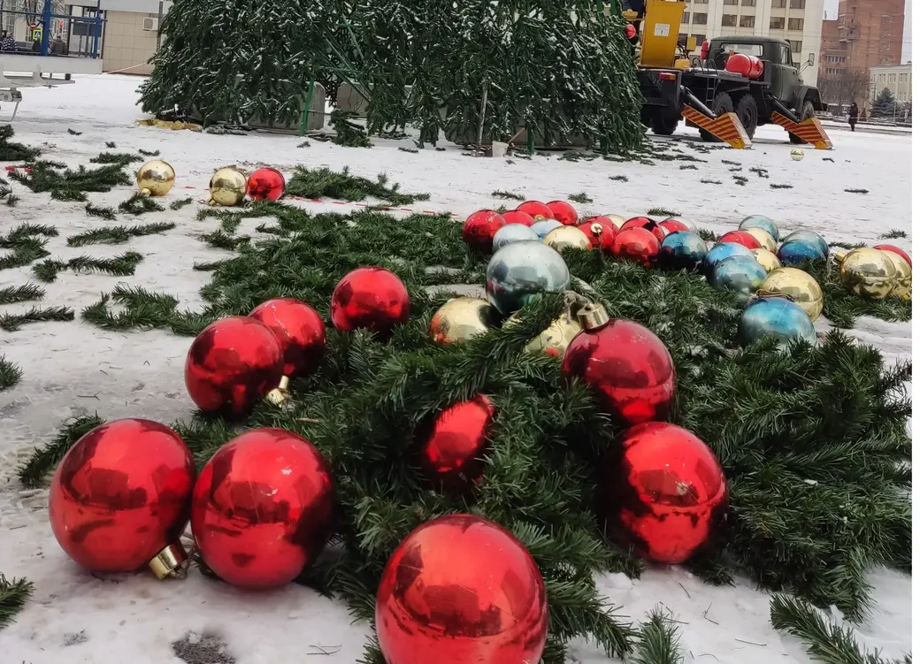 2.12.2021 г. Могилев. Эти яркие шары украсят главную городскую елку