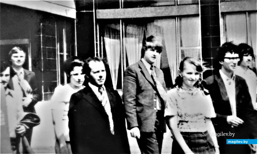 Май 1977 года, Могилев. Студенты транспортного факультета, ученики Руслана Игнатищева, возле гостиницы «Могилев».