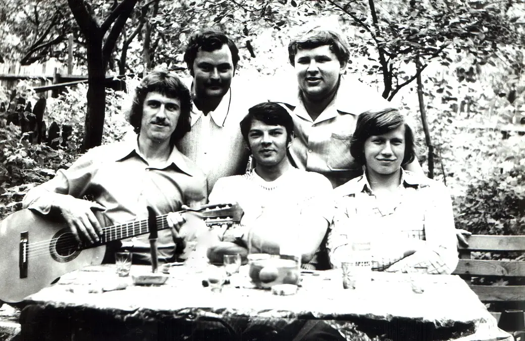После такого обеда можно и на лавочки сгонять... Середина 1970-х