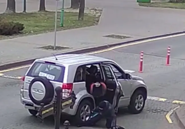 В Могилеве ребенок вышел из движущегося автомобиля. Видеофакт