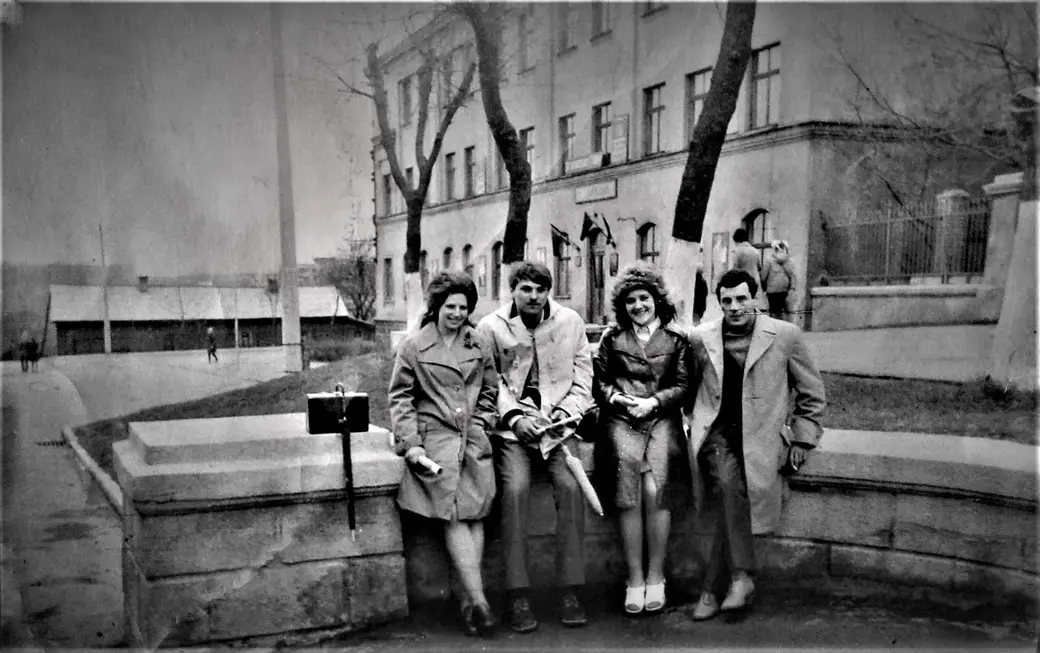 Молодые люди во все времена (в том числе и в брежневские годы) искали место, где присесть. Могилев, неподалеку от ателье «Силуэт», 1974 год.