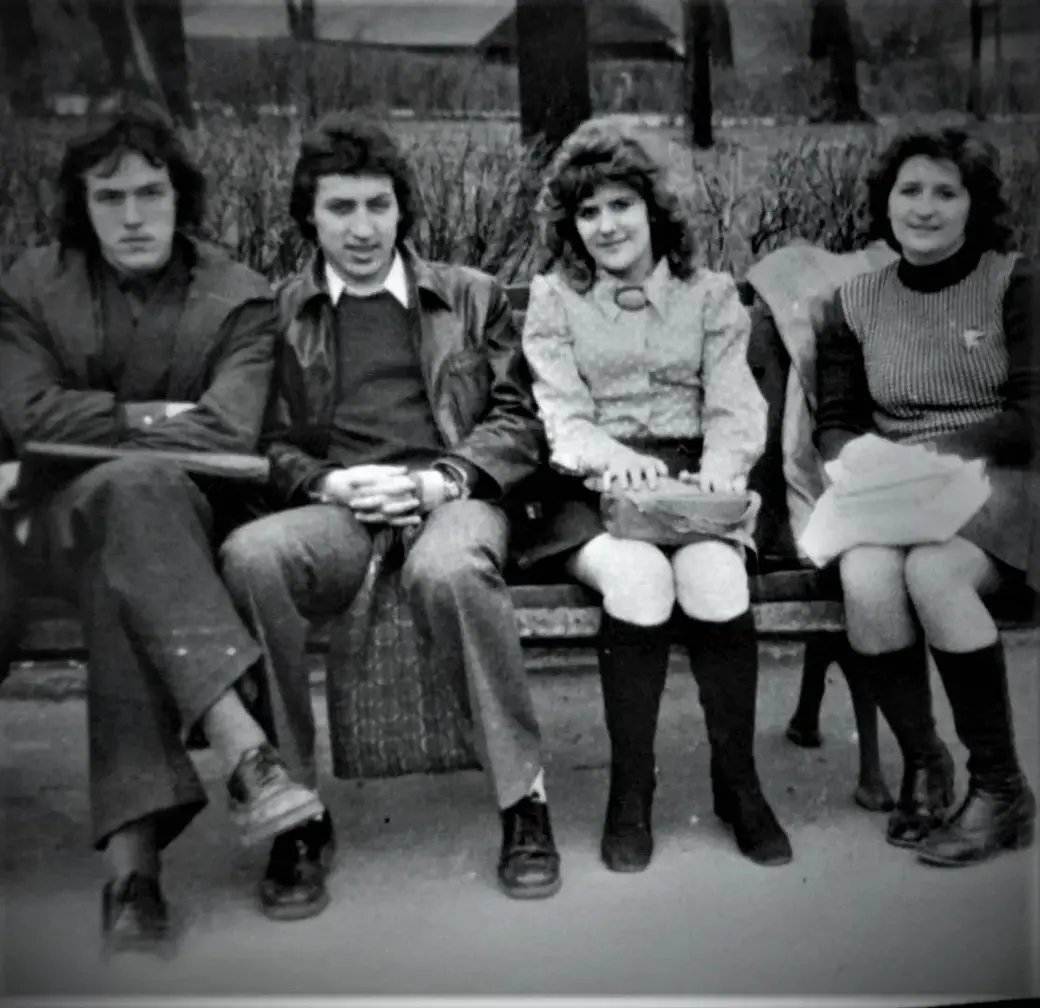 На лавочках возле кинотеатра «Чырвоная зорка», 1974 год