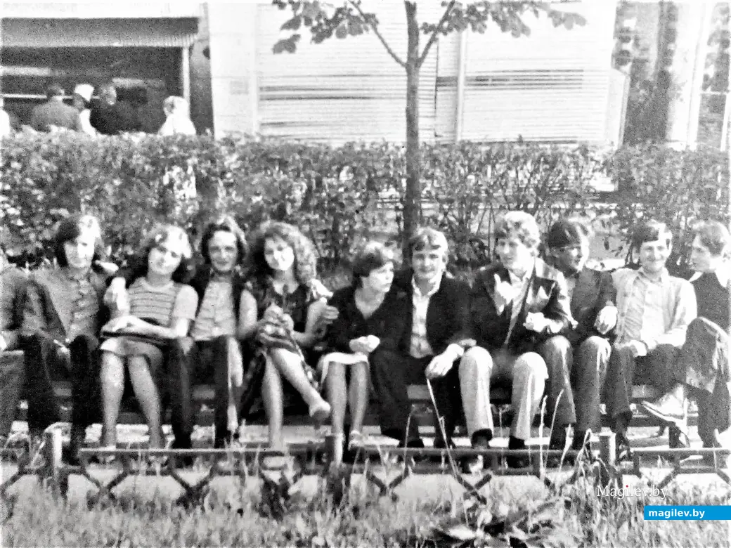 Виталий Климук (третий справа) с друзьями. Могилев, проспект Мира, начало 1980-х годов.