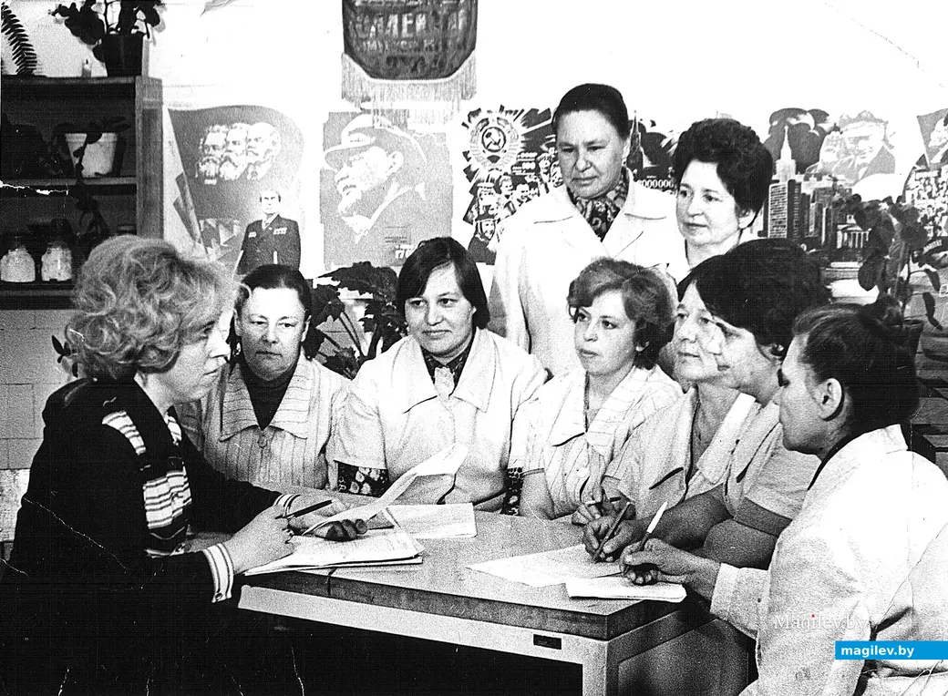 «Работники легкой промышленности и торговли! Ваши лучшие показатели – довольные покупатели!». Могилев, 1970-е годы.