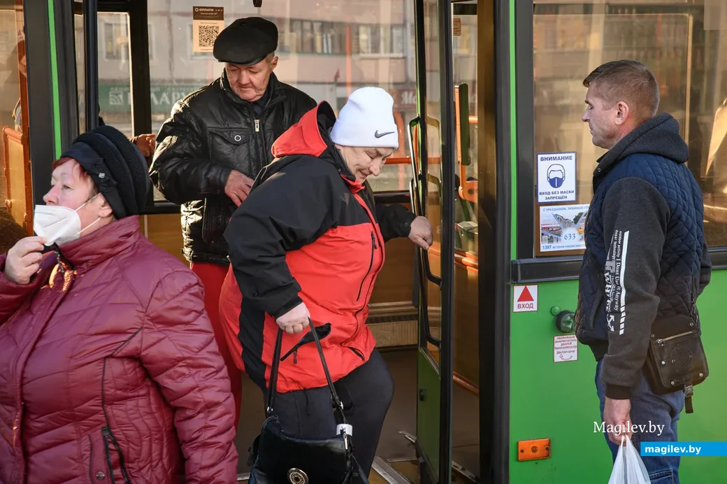 26.10.2021. Бобруйск. Люди в масках и без на улицах и в транспорте