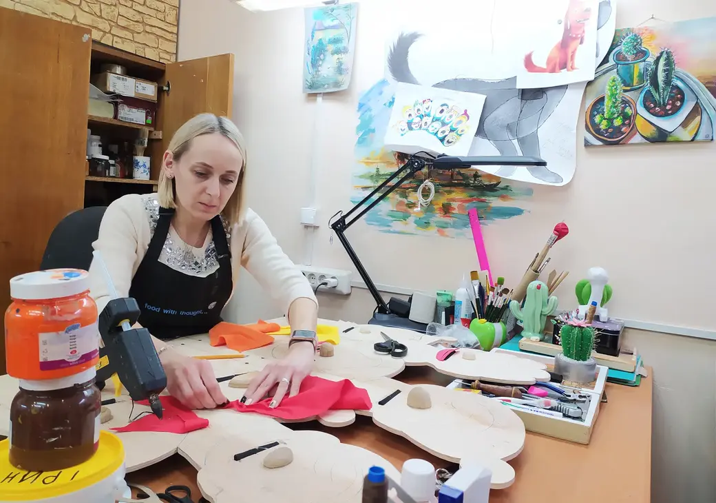 25.11.2021 г. Могилевский театр кукол. Декорирует деревянную основу, вырезанную скульптором, художник-бутафор