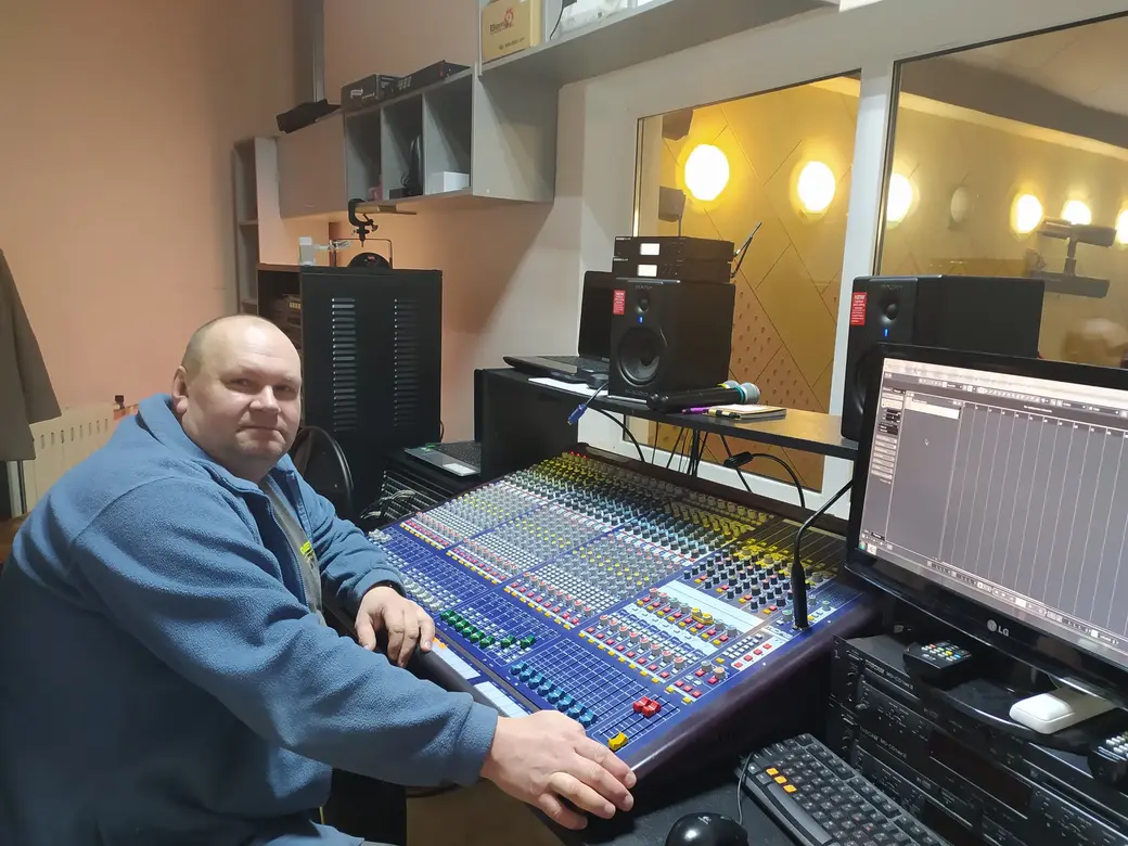 25.11.2021 г. Могилевский театр кукол. Рабочее место звукорежиссера Виталия Геймана — в специальной «рубке» позади зрительного зала.