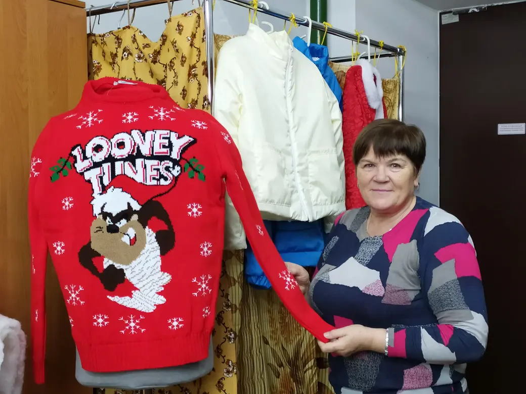 25.11.2021 г. Могилевский театр кукол. Костюмер Анна Суржик показывает уже готовые костюмы