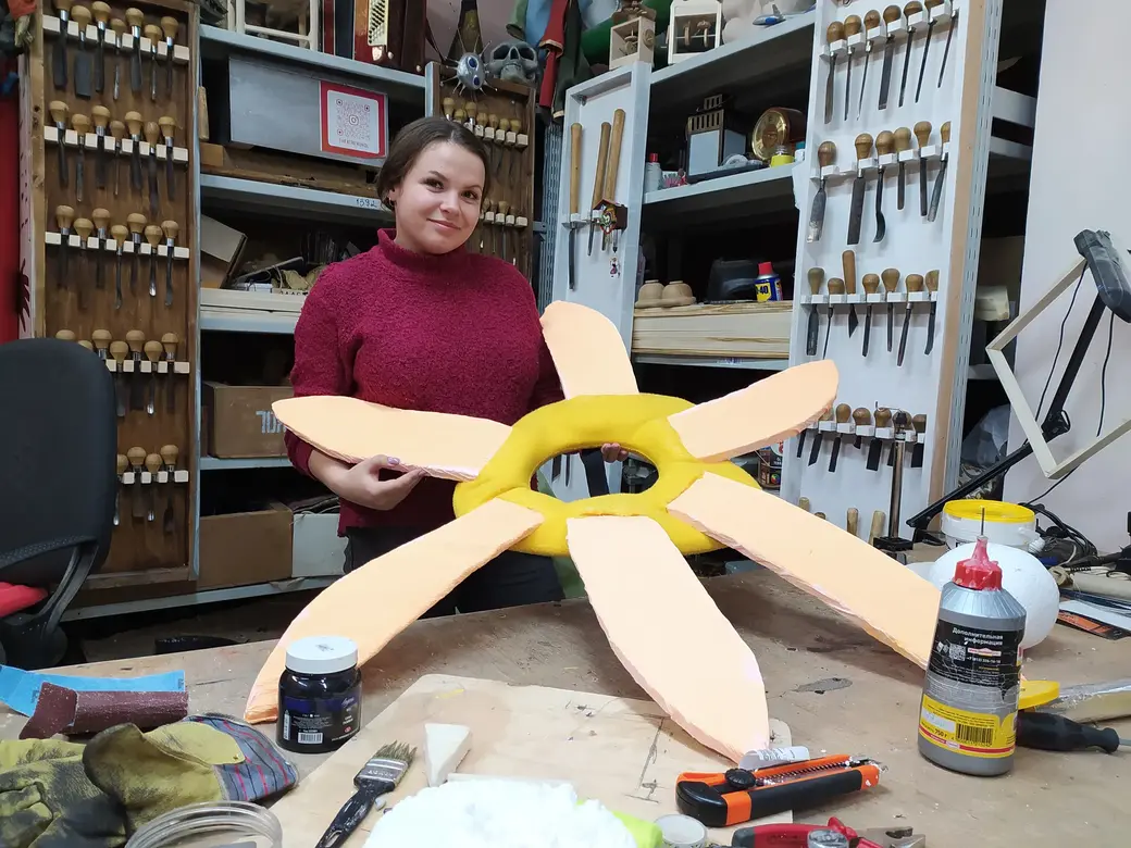 25.11.2021 г. Могилевский театр кукол. Актриса Екатерина Жилинская трудится над декорациями к постановке детской театральной студии.