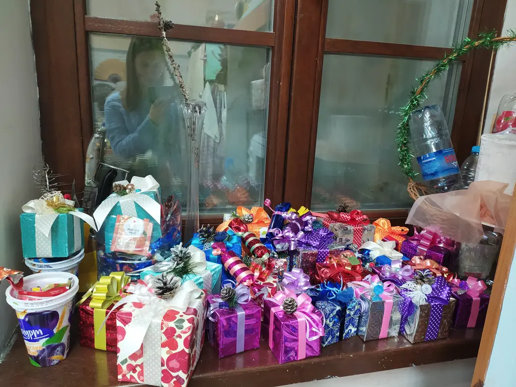 25.11.2021 г. Могилевский театр кукол. Какая елка без новогодних подарков? Их бутафоры готовят заранее