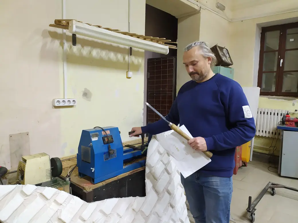 25.11.2021 г. Могилевский театр кукол. Игорь Богомазов не только руководит производством, но и сам работает за станком