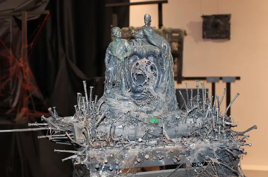 6.12.2021 год. Этнографический музей Могилева. На выставке работ Александра Вышки. Инсталляция «Провалившееся время».