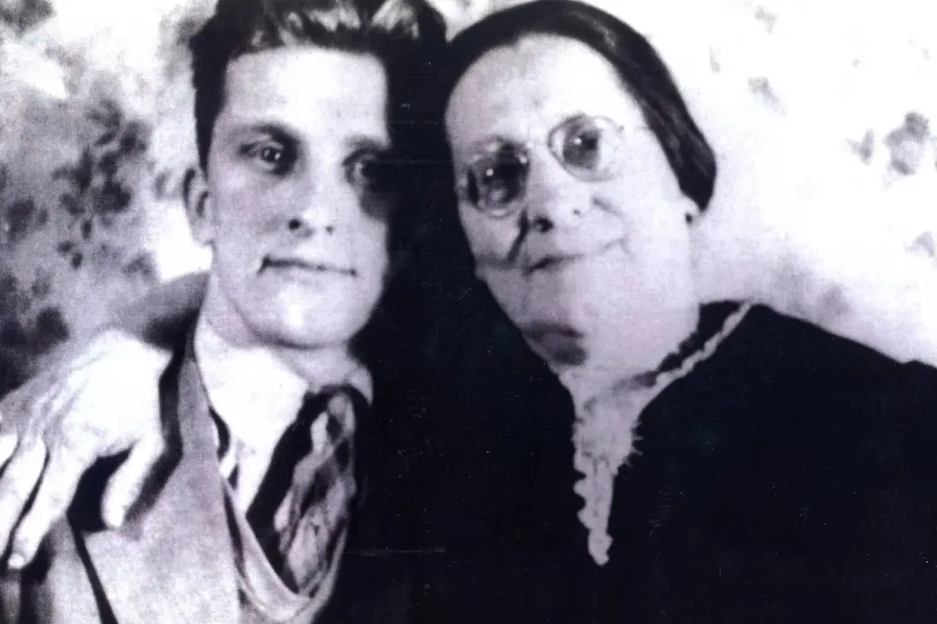 Не глядя на трудное детство, маму свою Кирк Дуглас обожал. Когда прославился и разбогател, основал кинокомпанию и назвал ее в мамину честь - Bryna Productions