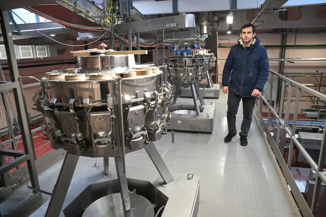 Зам. директора по производству Александр Павлюковец работал на «Красном пищевике», а потом был переведен в Славгород и пока об этом не жалеет. Ведь где еще, по его