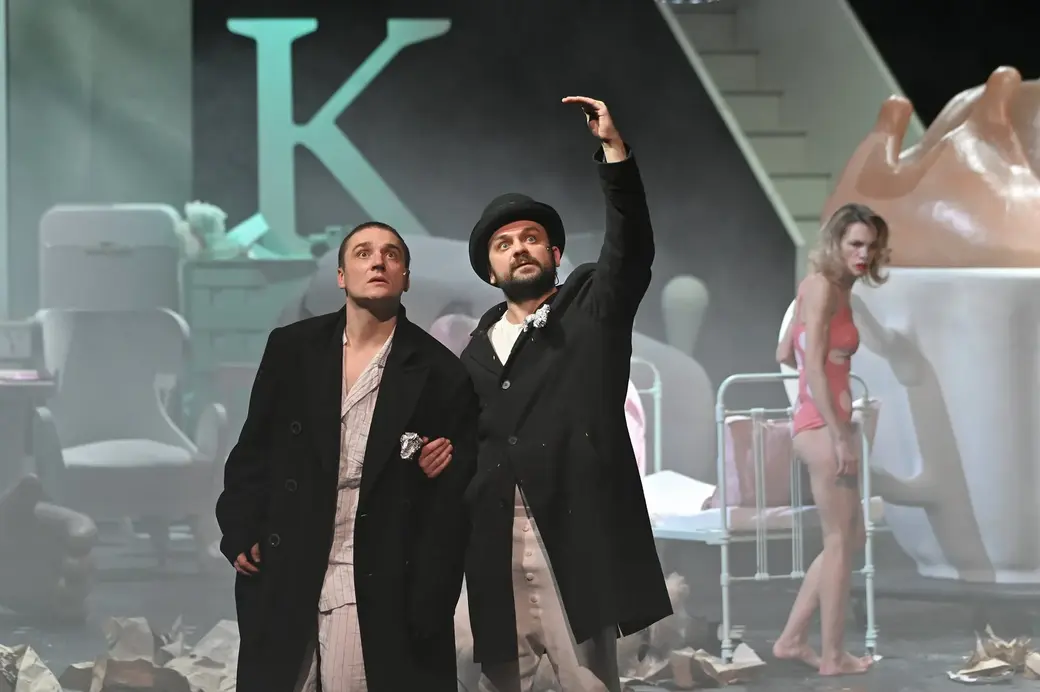 Фрагмент спектакля «Процесс». В роли Йозефа К. — Иван Трус